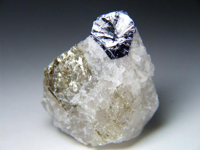 輝水鉛鉱(モリブデナイト)/Molybdenite