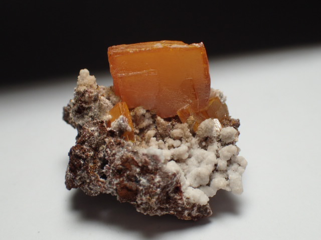 モリブデン鉛鉱（ウルフェナイト、水鉛鉛鉱） Wulfenite
